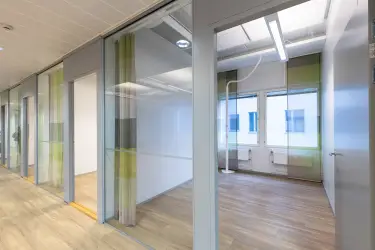 Alberga Business Park – Buildings D and E, interior view of the 372.5 m2 office space on the 3rd floor. Office rooms side by side, all with glass walls to the corridor. Windows on the back wall