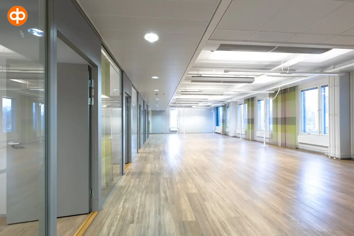 Alberga Business Park – Buildings D and E, interior view of the 372.5 m2 office space on the 3rd floor. Empty open space with office rooms on the left edge. Windows on the right.