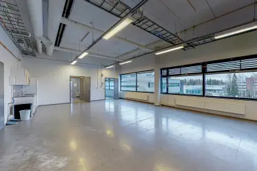 Vantaan Martinkyläntie 17, 3. kerroksen 865 m2 toimitilan sisäkuva. Tyhjä tila jossa vasemmassa kulmassa pieni keittiö. Takaseinällä kaksi ovea toiseen tilaan. Oikealla seinällä ikkunoita.