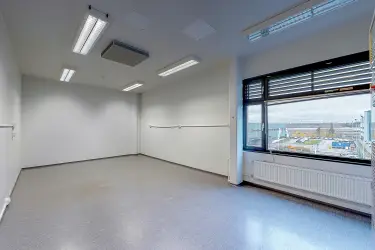 Vantaan Martinkyläntie 17, 3. kerroksen 865 m2 toimitilan sisäkuva. Tyhjä toimistotila jossa vaaleat pinnat, oikealla seinällä ikkuna josta näkyy muista rakennuskia.