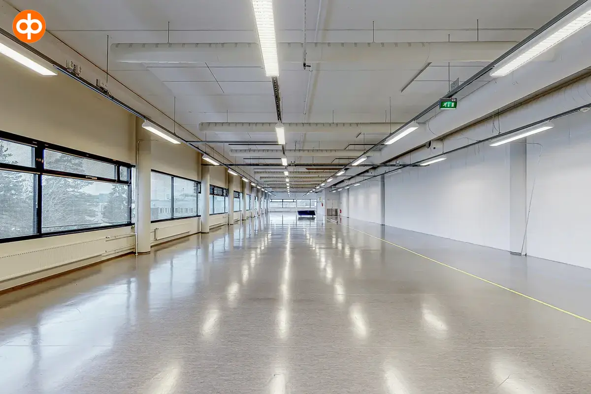 Vantaan Martinkyläntie 17, 3. kerroksen 865 m2 toimitilan sisäkuva. Tyhjä avotila, jossa vasemmalla seinällä useampi ikkuna. Lattiat ja seinät vaaleat.