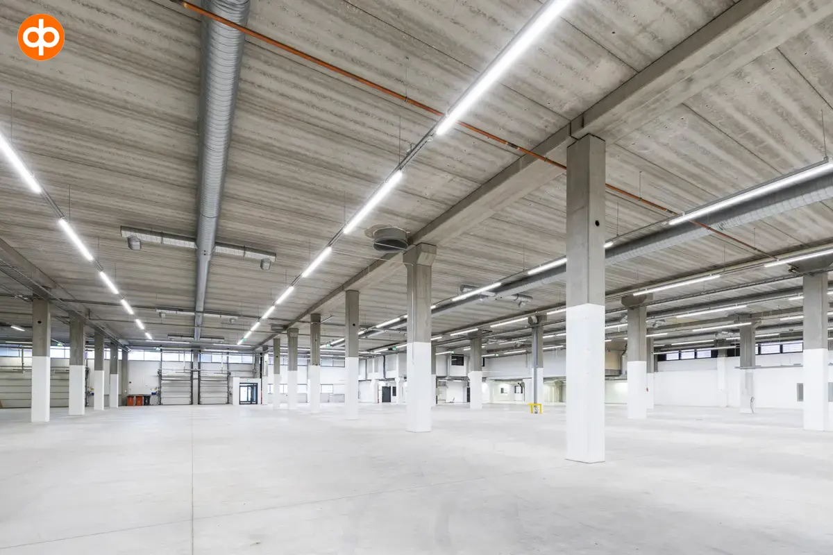 Vantaa Silvastintie 1, 1st floor warehouse. Empty, large warehouse with several concrete columns in the middle of the space. The floors, walls and ceiling are concrete gray.