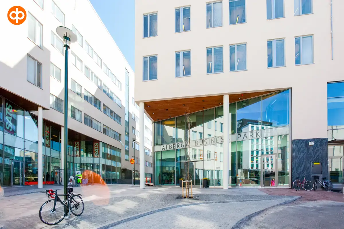 Alberga Business Park – D building facade with a large glass wall. A small square in front of the property.