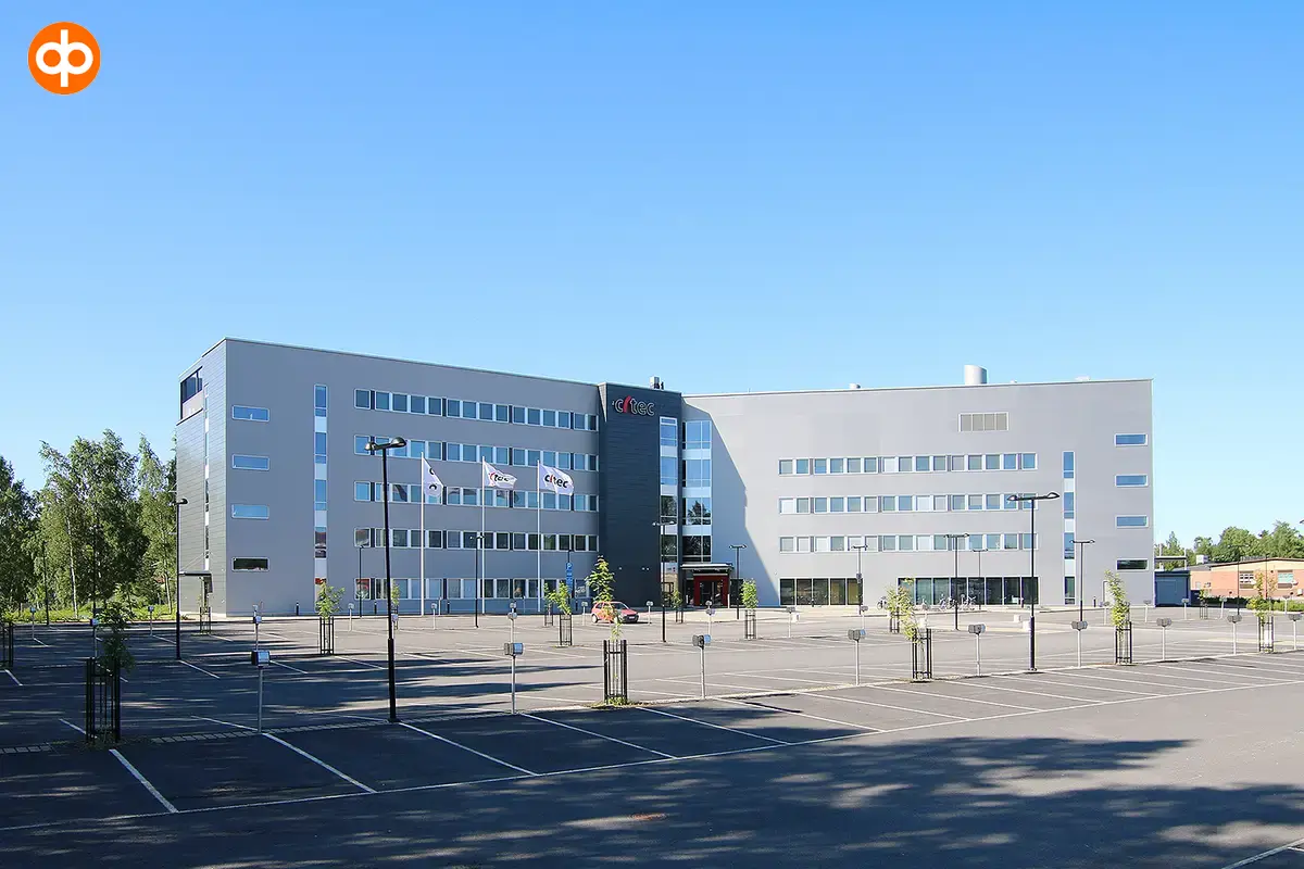 Toimitilakiinteistö Vaasan Silmukkatie 2:ssa, jossa harmaa julkisivu. 