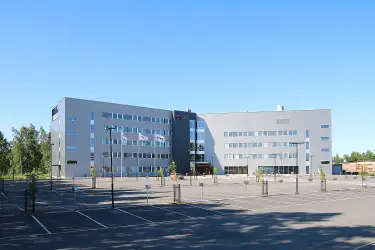 Toimitilakiinteistö Vaasan Silmukkatie 2:ssa, jossa harmaa julkisivu. 