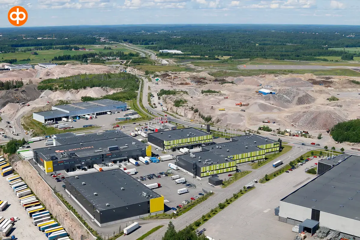 Logistiikkakiinteistö STC Viinikkala. Rakennusten ympärillä useita hiekkakenttiä sekä kauempana paljon metsää.