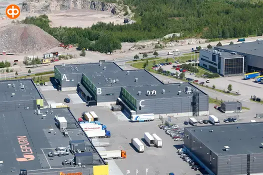 Logistiikkakiinteistö osoitteessa Tahkotie 1. Useita rakennuksia, joiden ympärillä asfaltoitua piha-aluetta.