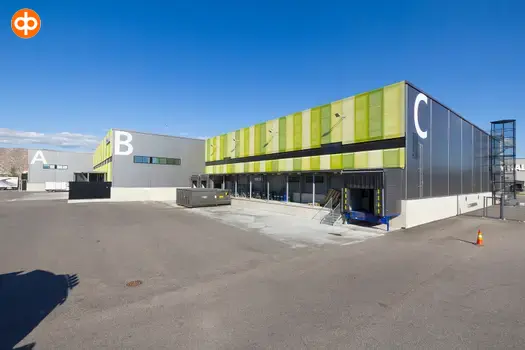Logistiikkakiinteistön lastausalue asfaltoidulla pihalla.