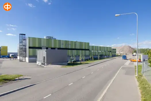 STC Viinikkalan vihreä julkisivu. Kiinteistön edestä kulkee autotie.